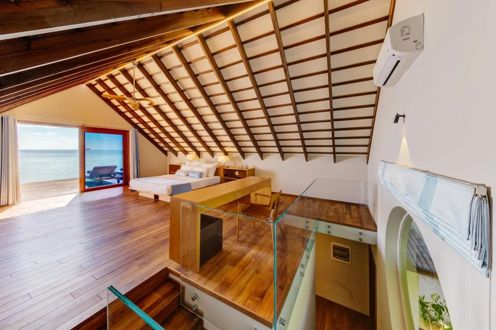 Luxuriöser Loft-Bereich im Cinnamon Velifushi Maldives