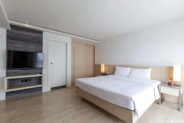 Chambre à Classic Kameo Hotel & Serviced Apartments, Ayutthaya avec un lit king size, une télévision et une armoire.