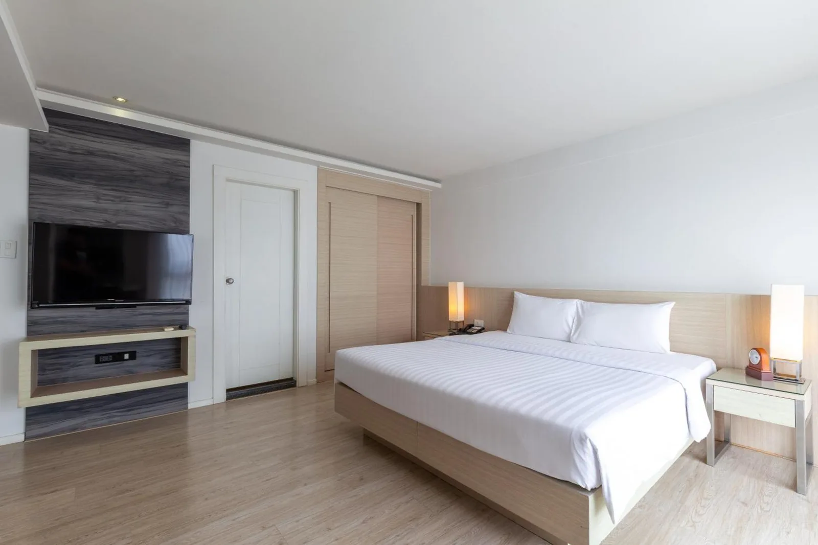 Chambre à Classic Kameo Hotel & Serviced Apartments, Ayutthaya avec un lit king size, une télévision et une armoire.