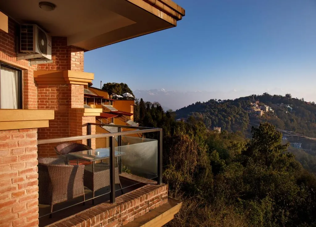 Balkon im Club Himalaya mit Blick auf die malerischen Hügel von Nagarkot