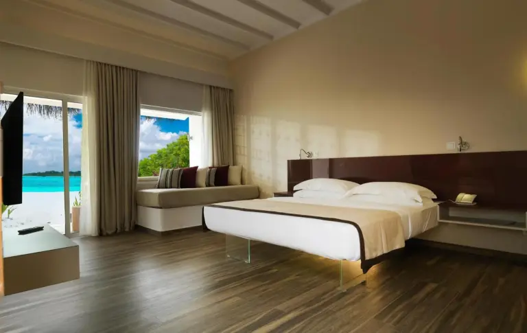 Minimalistisches Schlafzimmerdesign im Cocoon Maldives mit wunderschöner Aussicht.
