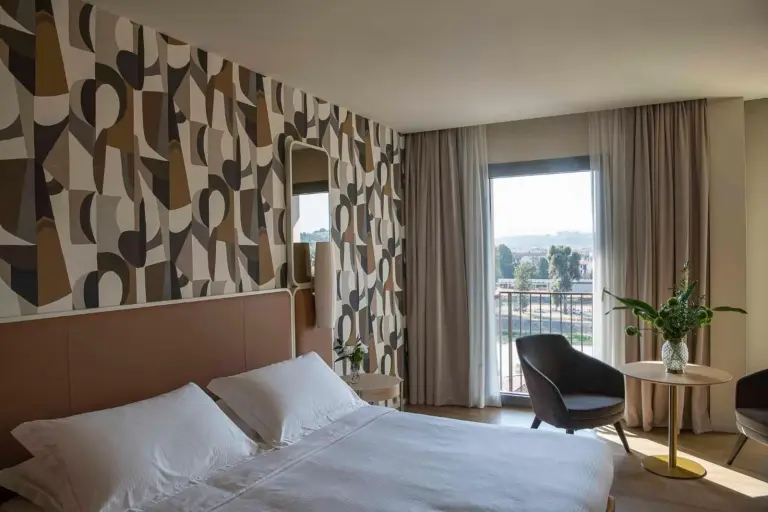 Habitación de huéspedes con vista al balcón en Columbus Urban Resort en Florencia