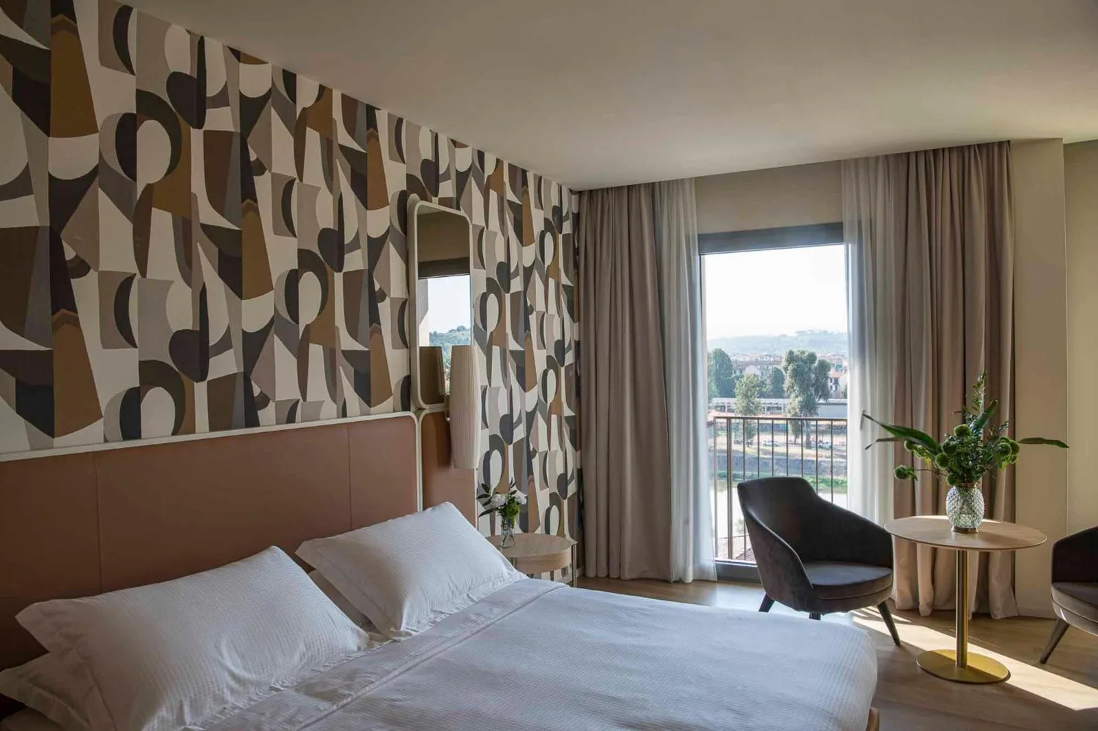 Habitación de huéspedes con vista al balcón en Columbus Urban Resort en Florencia