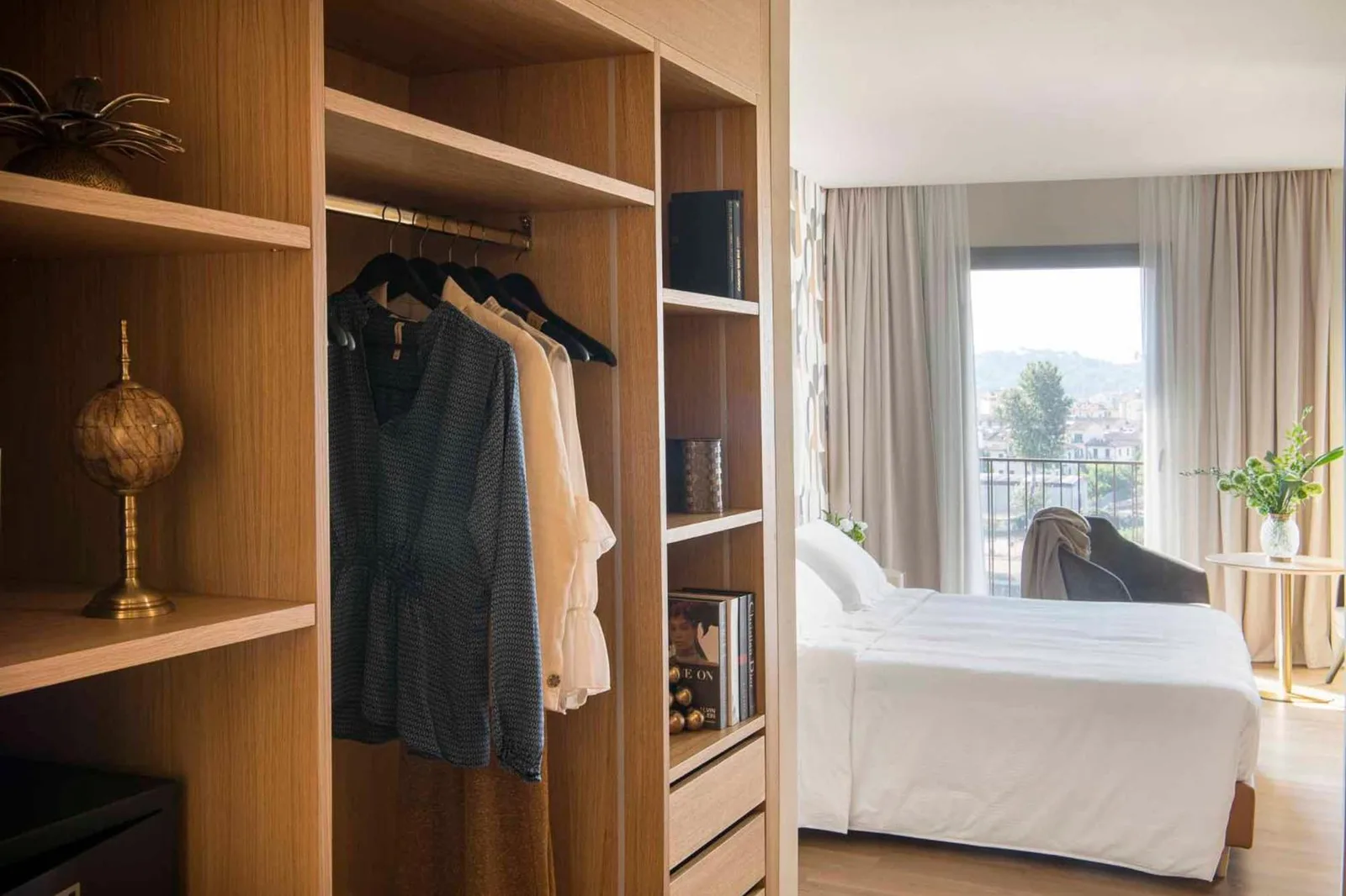 Armario y vista de la habitación de huéspedes en Columbus Urban Resort en Florencia