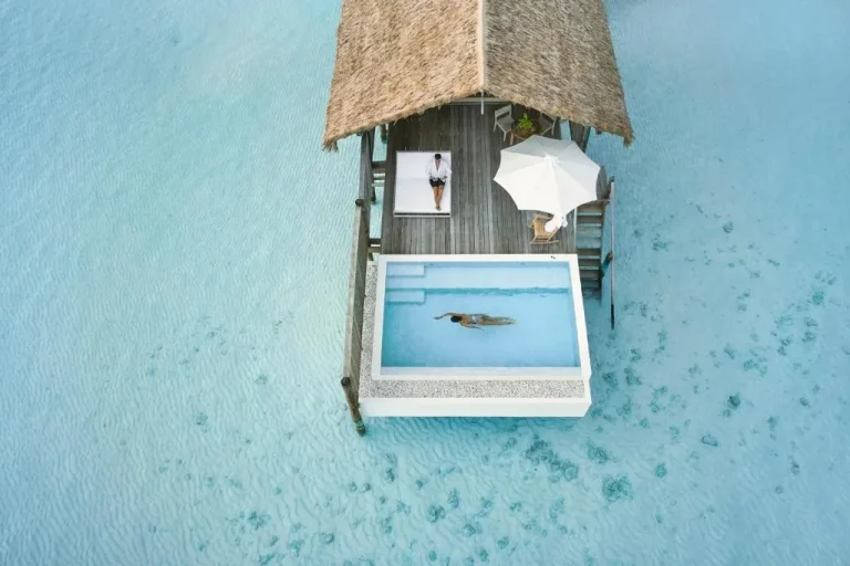 Privater Deck mit Tauchbecken im COMO Cocoa Island