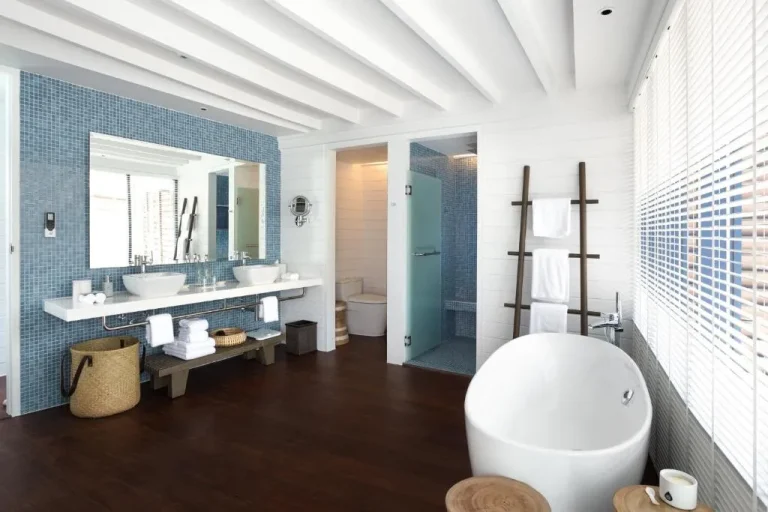 Geräumiges Badezimmer mit zwei Waschbecken im COMO Cocoa Island