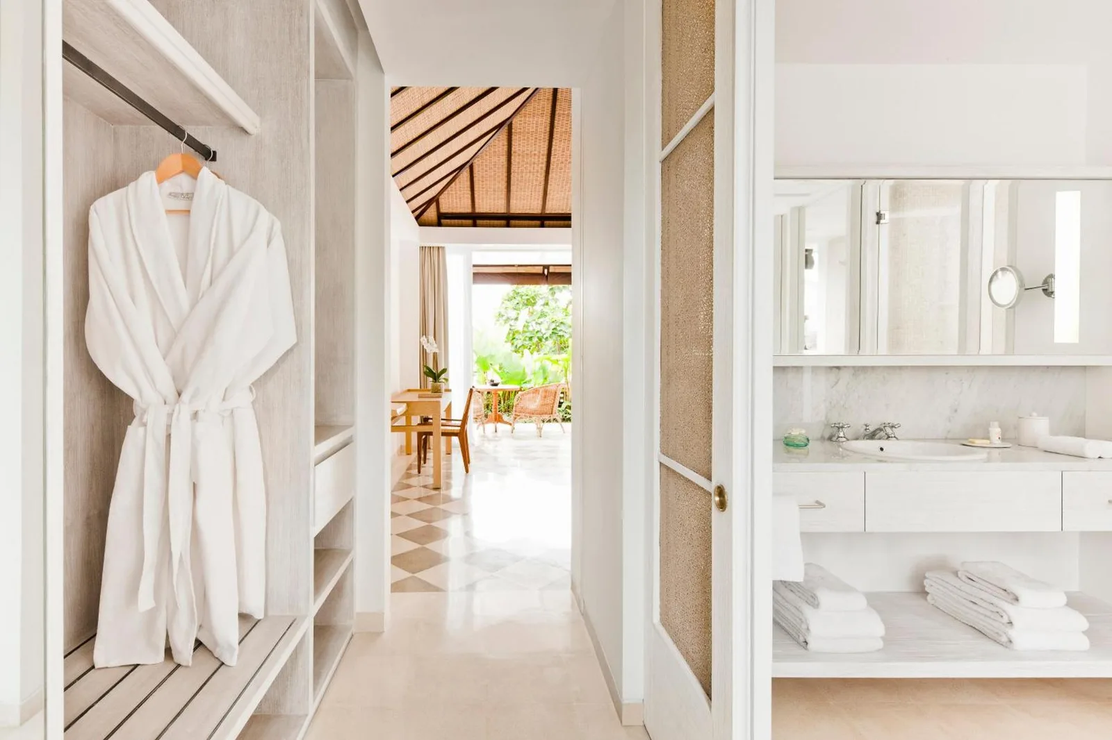 Entrée de la salle de bains de l'hôtel Como Uma Ubud avec peignoirs