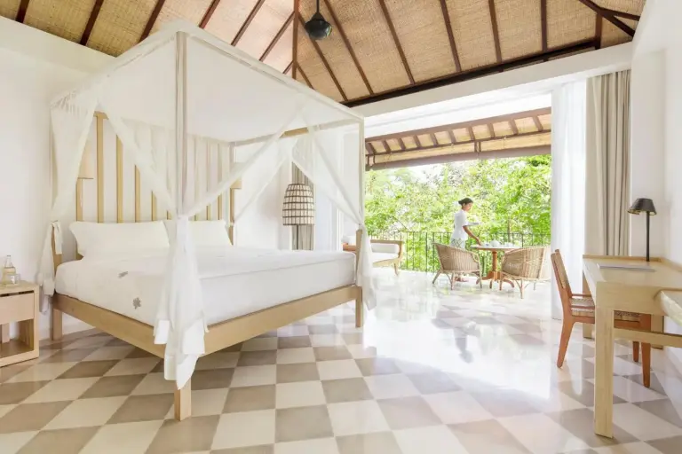 Chambre d'hôtel Como Uma Ubud avec un membre du personnel