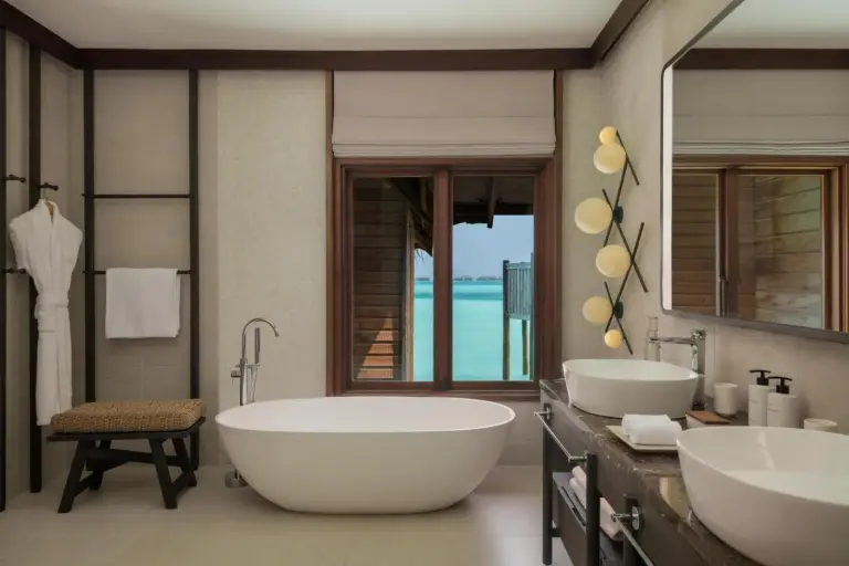 Baño panorámico con vistas en Conrad Maldives Rangali Island