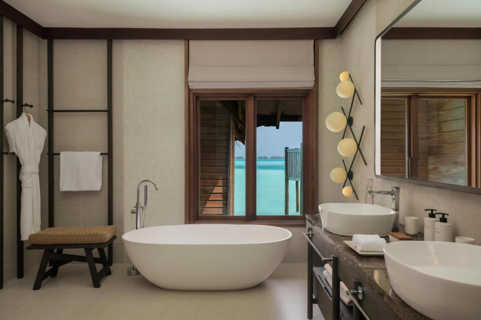 Baño panorámico con vistas en Conrad Maldives Rangali Island