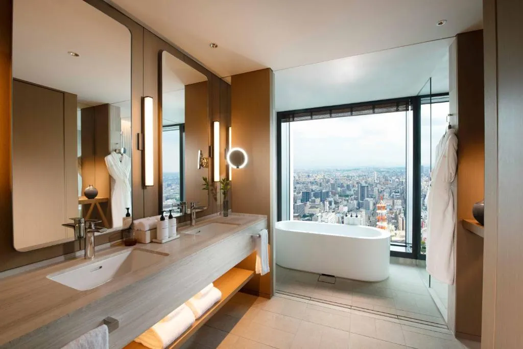 Modernes Badezimmer mit Aussicht im Conrad Nagoya
