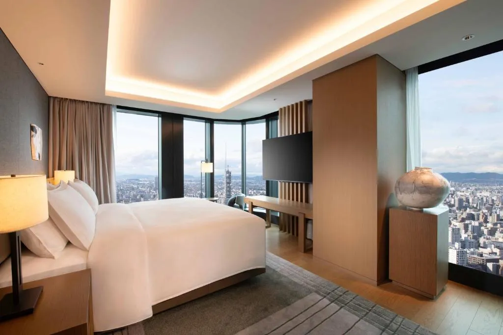 Elegantes Schlafzimmer in einer Suite im Conrad Nagoya