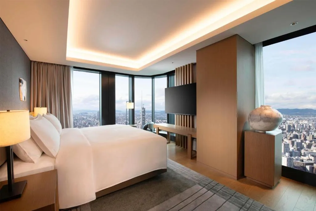 Elegantes Schlafzimmer in einer Suite im Conrad Nagoya