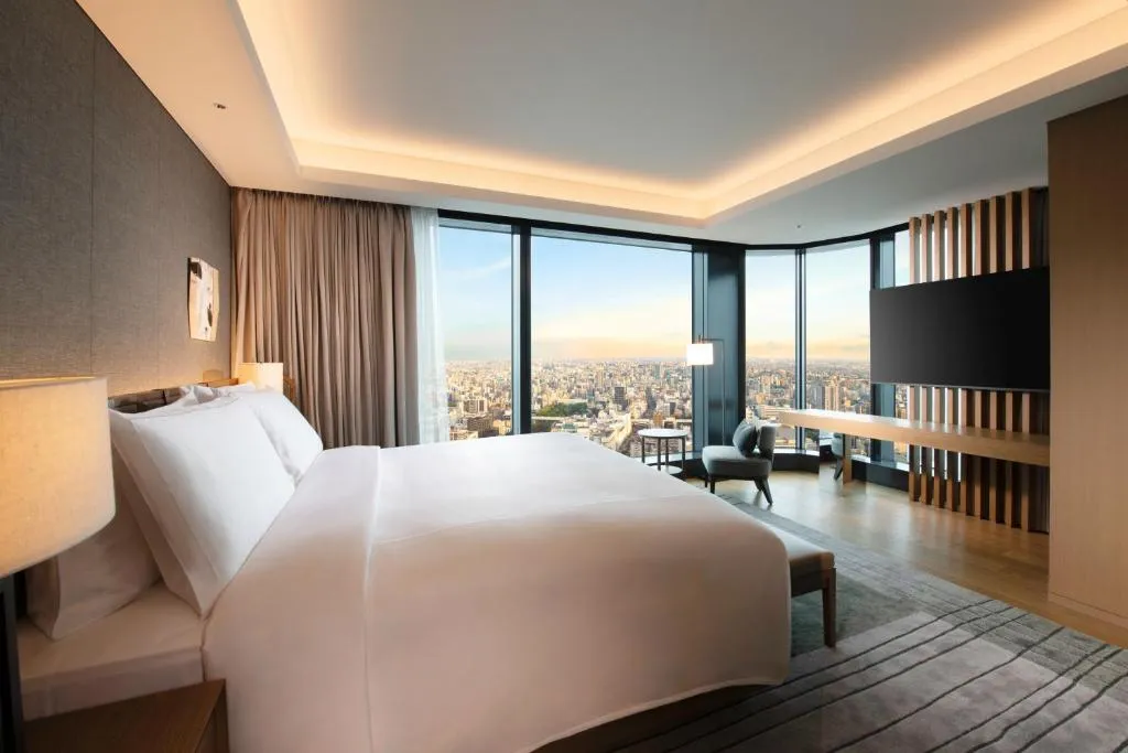Stilvolles Schlafzimmer mit Aussicht im Conrad Nagoya
