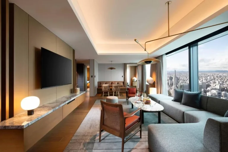 Luxuriöses Wohnzimmer in einer Suite im Conrad Nagoya