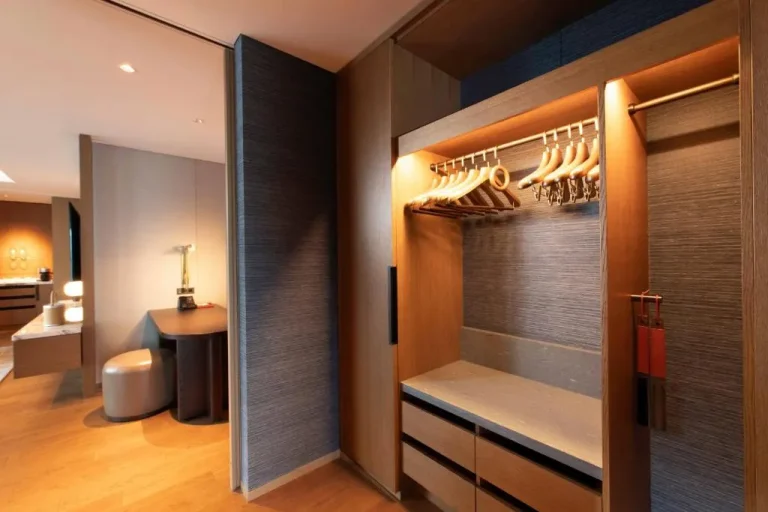 Kleiderschrankbereich in einer Conrad Nagoya Suite