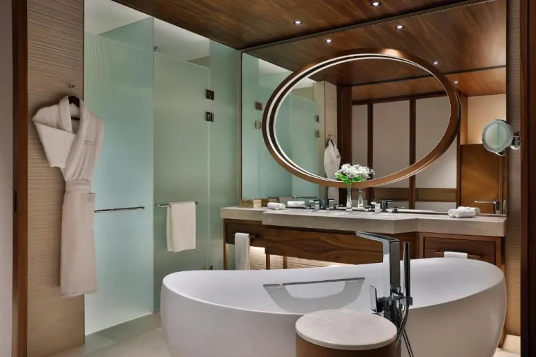 Salle de bain élégante au Conrad Rabat Arzana