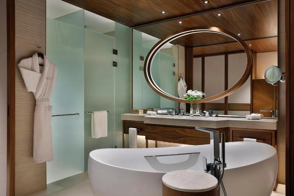 Salle de bain élégante au Conrad Rabat Arzana