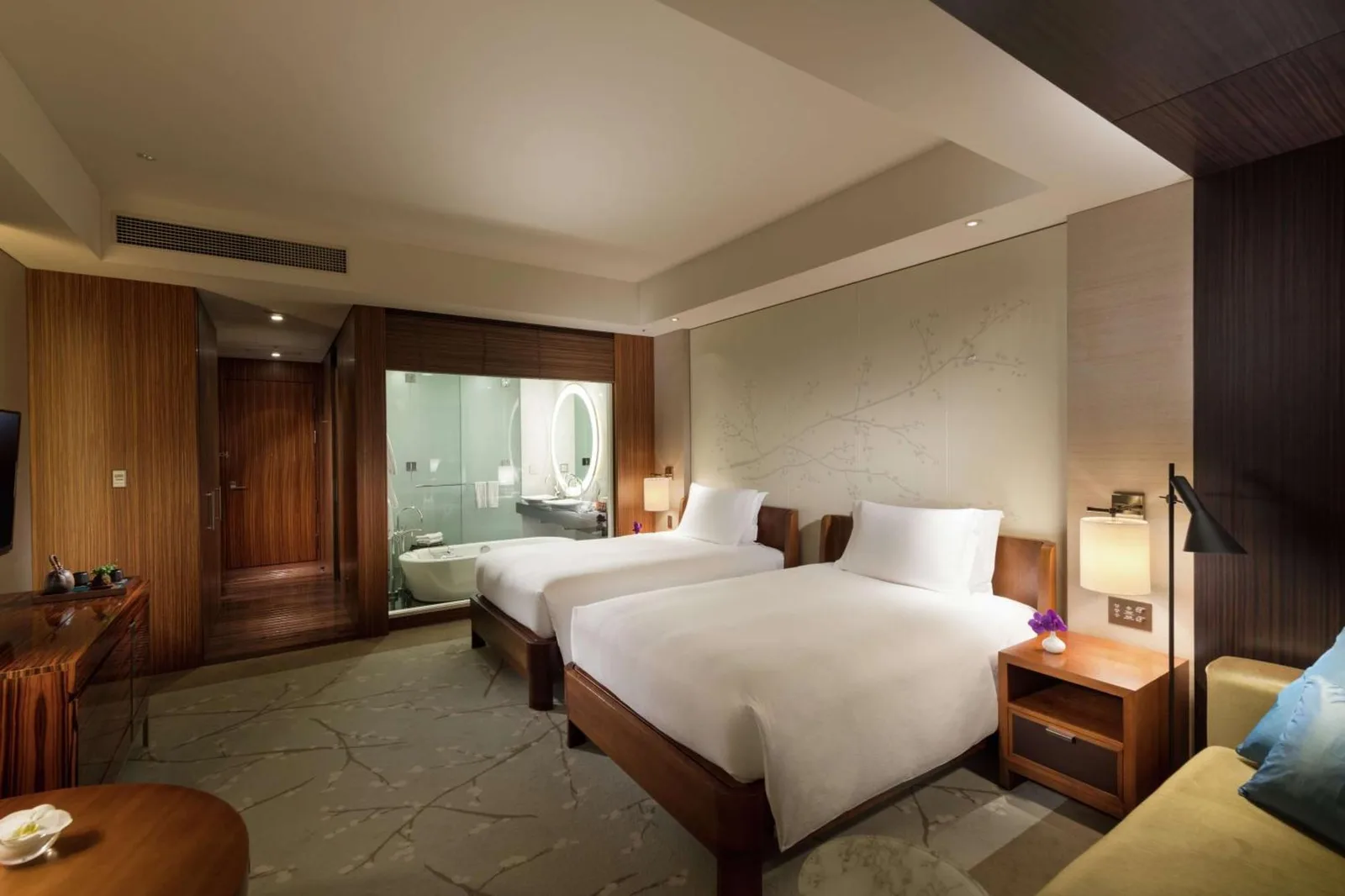 Elegantes Gästezimmer mit Aussicht im Conrad Tokyo