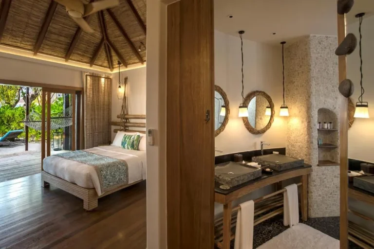 Badezimmerblick in einer Villa im Constance Moofushi Maldives.