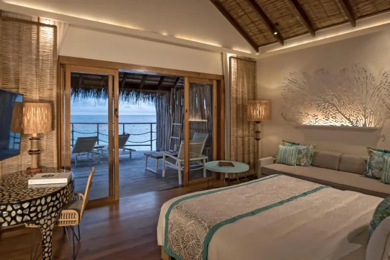 Ocean View Room im Constance Moofushi Maldives mit modernen Möbeln.