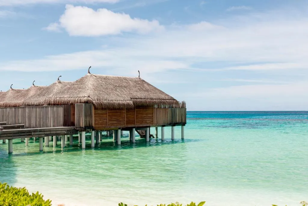 Überwasser-Villa im Constance Moofushi Maldives, umgeben von klarem Wasser.