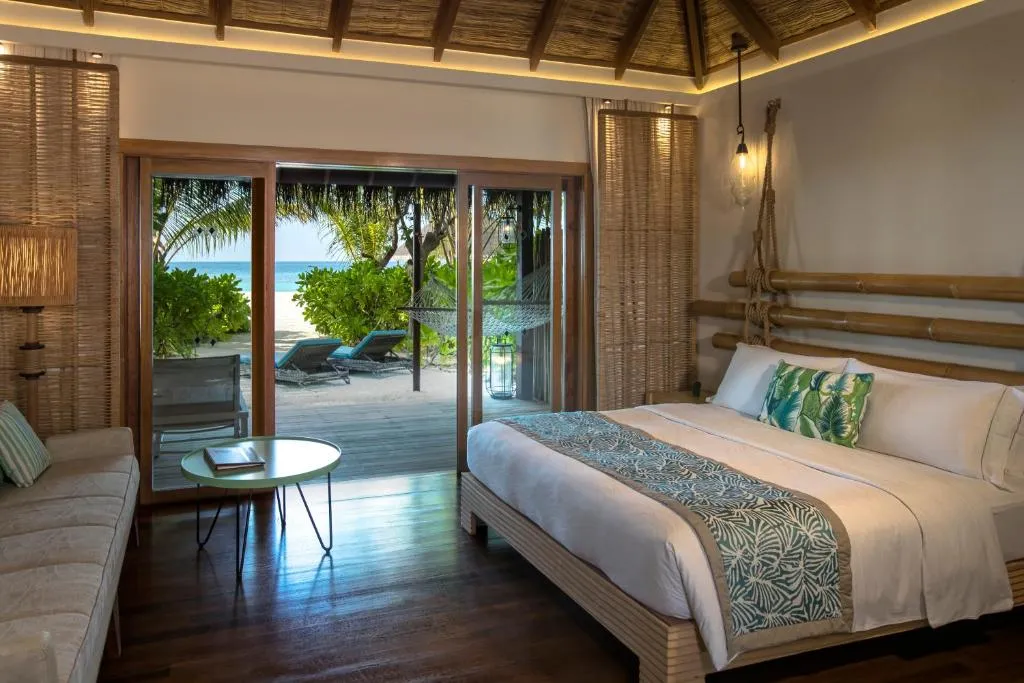 Villa-Interieur im Constance Moofushi Maldives mit Blick auf den Strand.