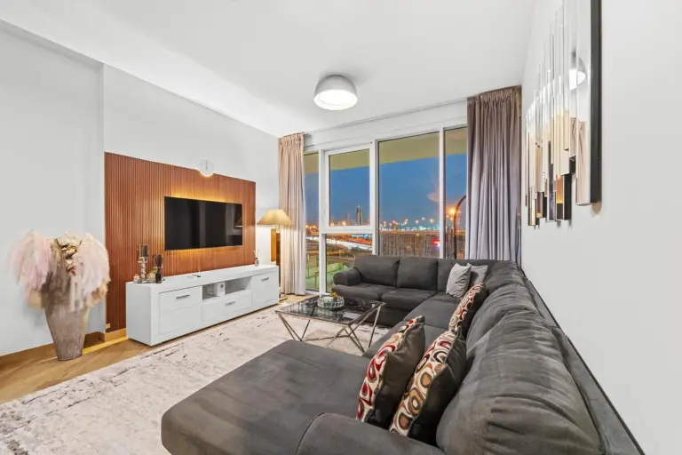 Contemporary 1BR City View Apartment at 1 Residence, en Dubái