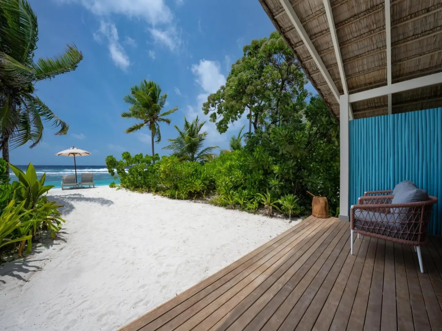 Acceso a la playa desde una villa en Cora Cora Maldives - Resort Premium Todo Incluido.