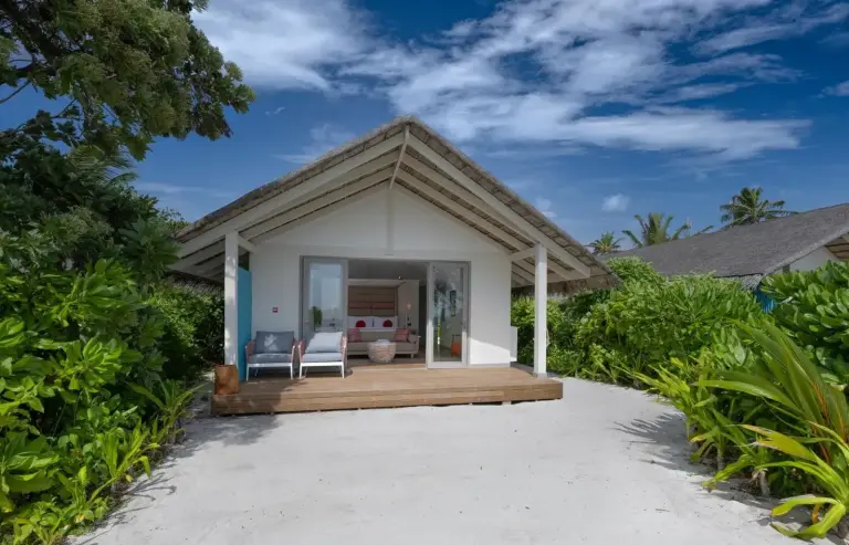 Exterior de una villa frente a la playa en Cora Cora Maldives - Resort Premium Todo Incluido.