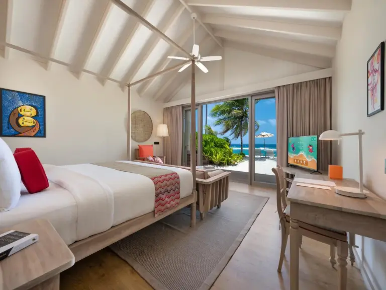 Interior de una habitación de huéspedes en Cora Cora Maldives - Resort Premium Todo Incluido.