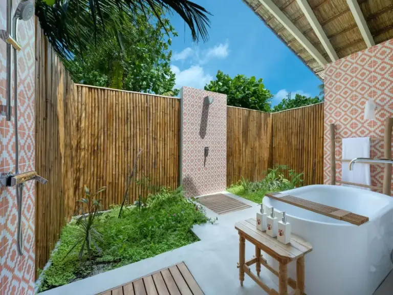 Baño exterior en Cora Cora Maldives - Resort Premium Todo Incluido.