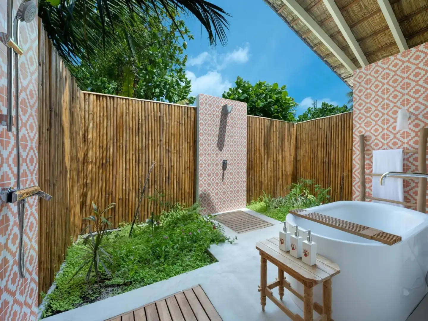Baño exterior en Cora Cora Maldives - Resort Premium Todo Incluido.