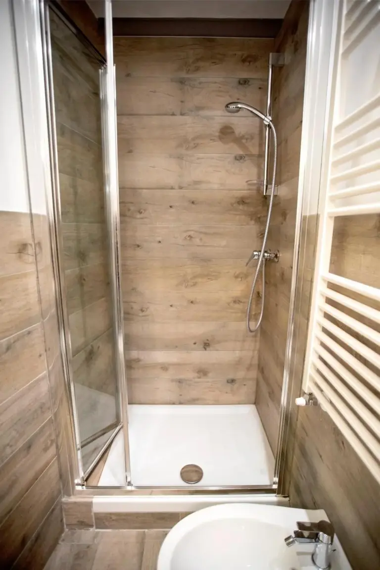 Corte Gattini Rooms à Matera - Cabine de douche moderne