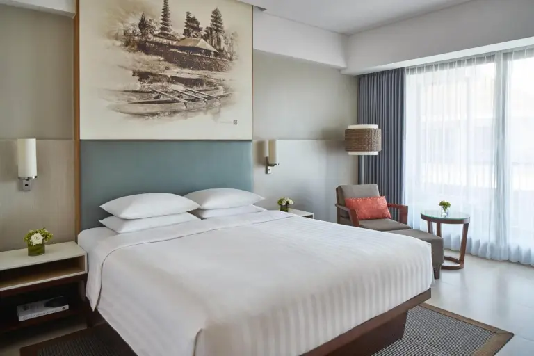 Interior de una habitación Deluxe en el Courtyard by Marriott Bali Seminyak Resort