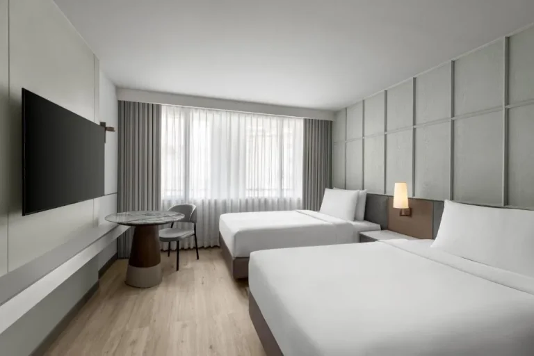 Lits jumeaux dans une chambre d'hôtel au Courtyard by Marriott Bangkok Sukhumvit 20