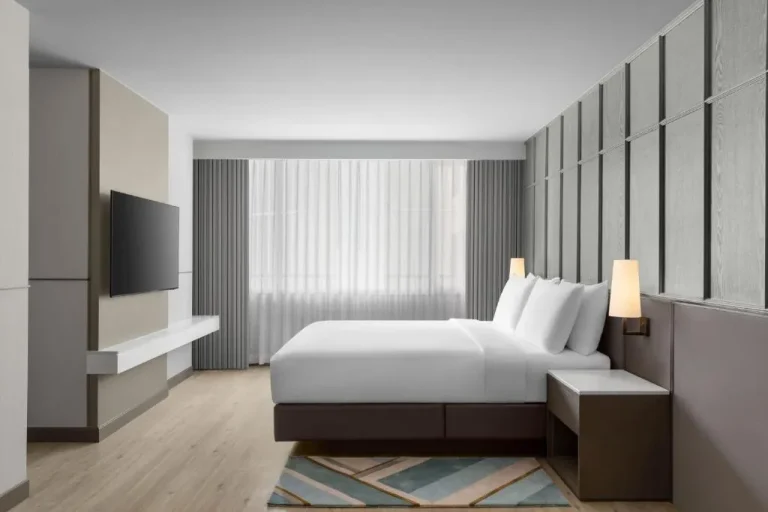 Chambre principale avec lit queen au Courtyard by Marriott Bangkok Sukhumvit 20