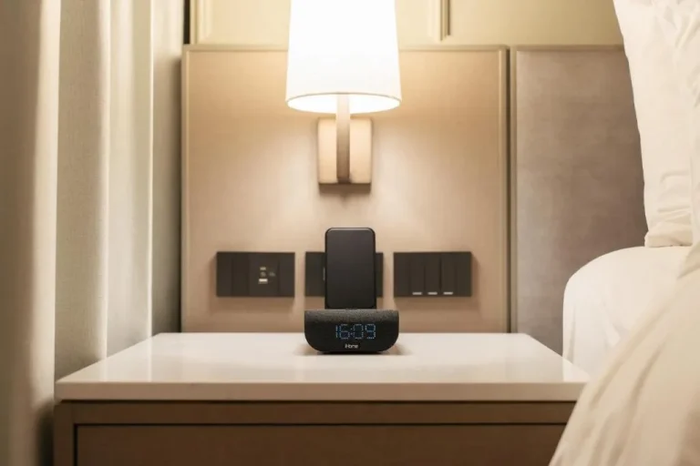 Table de nuit avec horloge et dock de chargement pour téléphone au Courtyard by Marriott Bangkok Sukhumvit 20