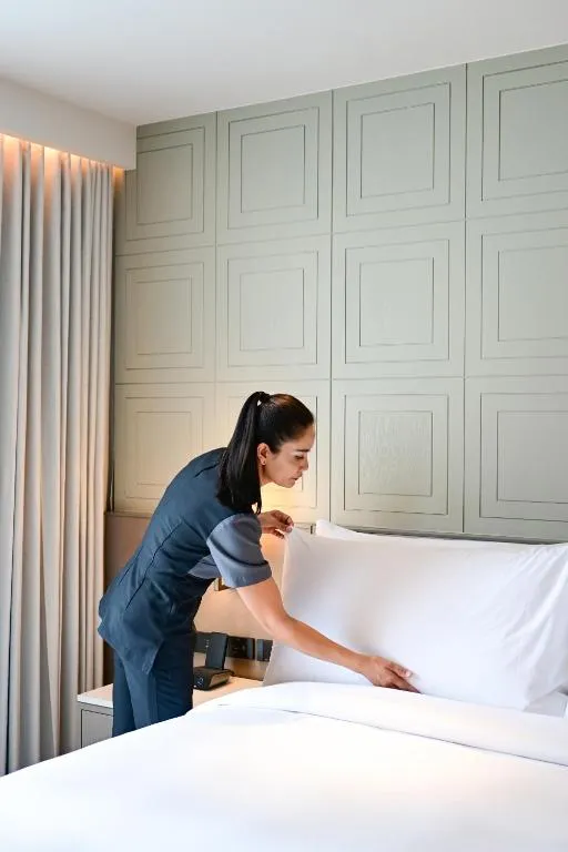 Personnel préparant la chambre au Courtyard by Marriott Bangkok Sukhumvit 20