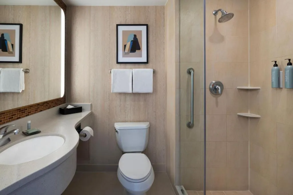 Salle de bain au Courtyard by Marriott New York Manhattan / Soho