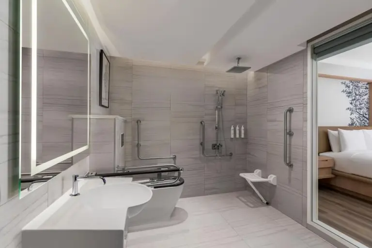 Courtyard by Marriott North Pattaya – hotel en Pattaya, Thailand – un baño con un lavabo y una ducha y una cama en Courtyard by Marriott North Pattaya en Pattaya North