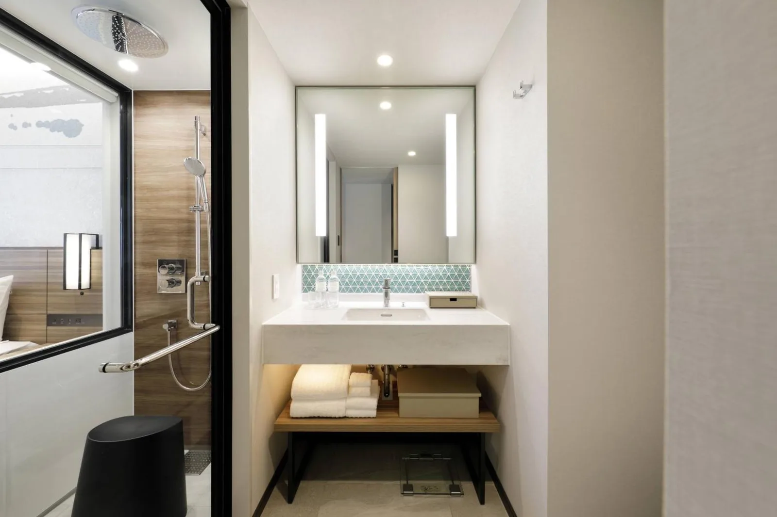 Courtyard by Marriott Osaka Honmachi – hotel en Osaka, Japón – un baño con lavabo y espejo en Courtyard by Marriott Osaka Honmachi en Osaka