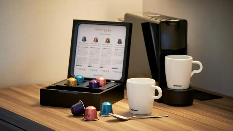 Courtyard by Marriott Osaka Honmachi – hotel en Osaka, Japón – un escritorio con un ordenador y dos tazas encima en Courtyard by Marriott Osaka Honmachi en Osaka