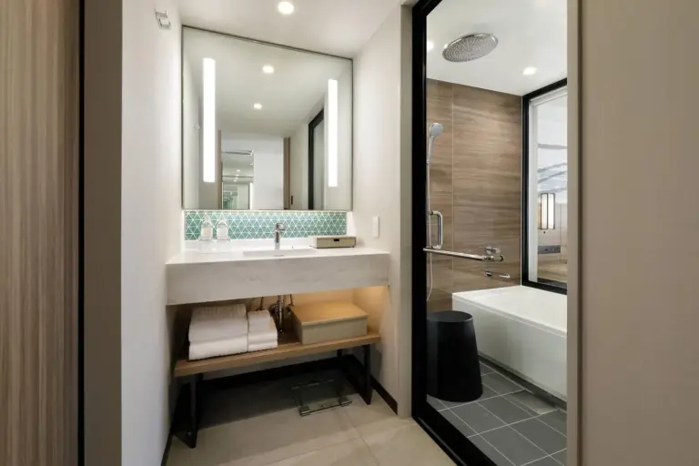 Courtyard by Marriott Osaka Honmachi – hotel en Osaka, Japón – una habitación de hotel con dos camas y una ventana en Courtyard by Marriott Osaka Honmachi en Osaka