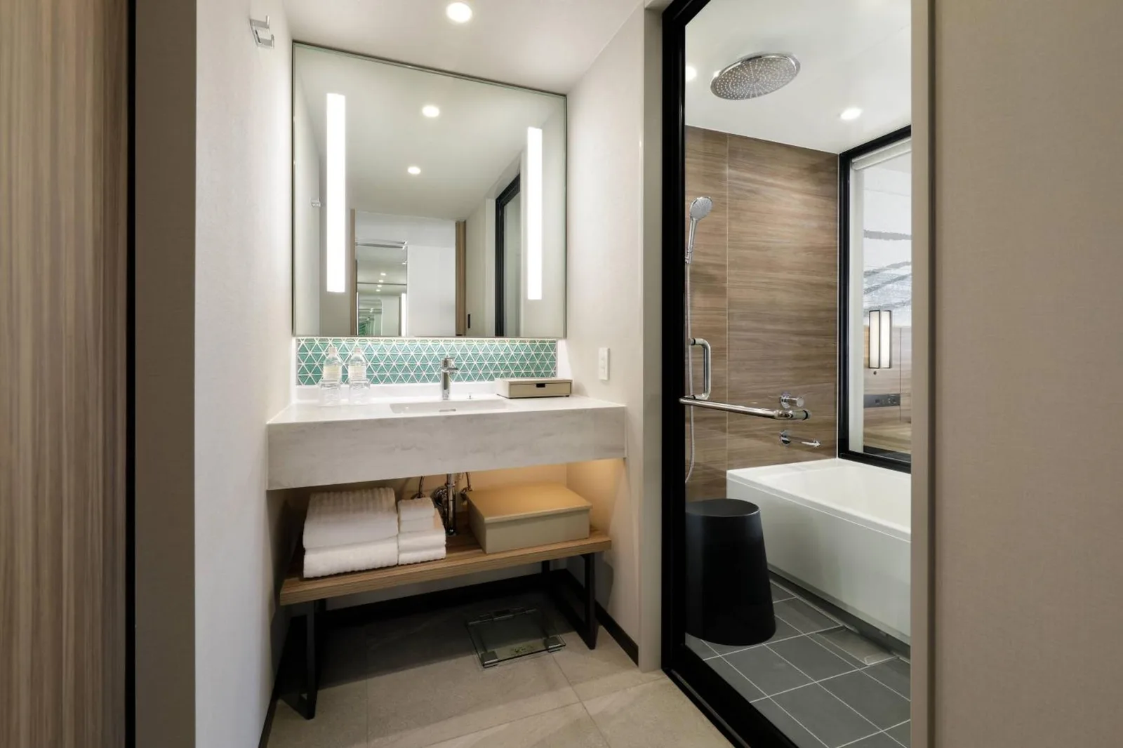 Courtyard by Marriott Osaka Honmachi – hotel en Osaka, Japón – una habitación de hotel con dos camas y una ventana en Courtyard by Marriott Osaka Honmachi en Osaka