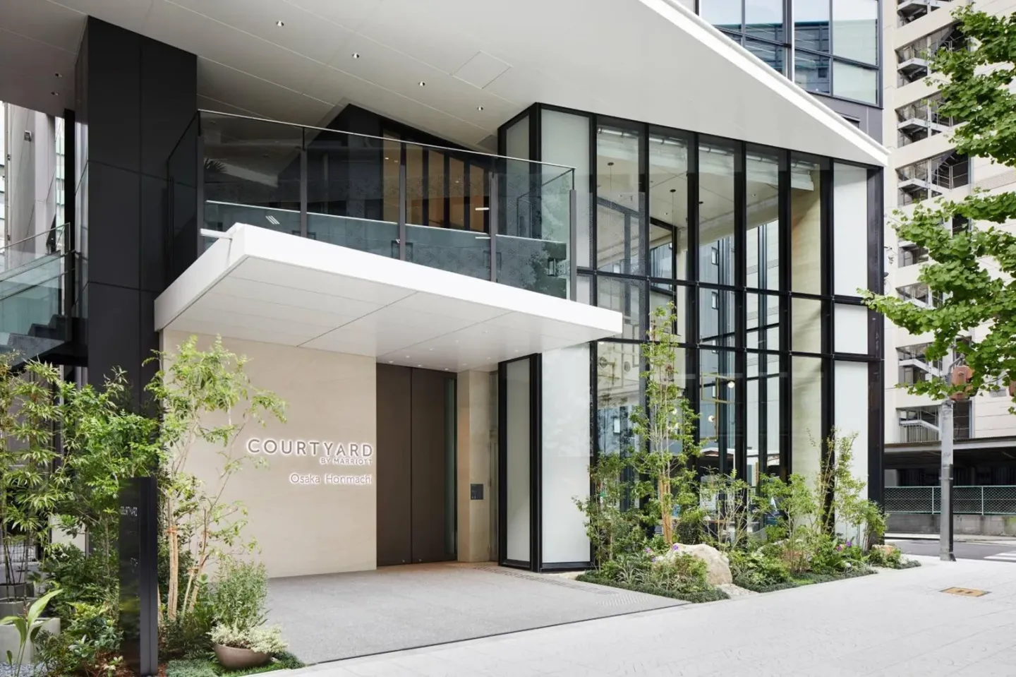 Courtyard by Marriott Osaka Honmachi – hotel en Osaka, Japón – una vista exterior de un edificio en Courtyard by Marriott Osaka Honmachi en Osaka