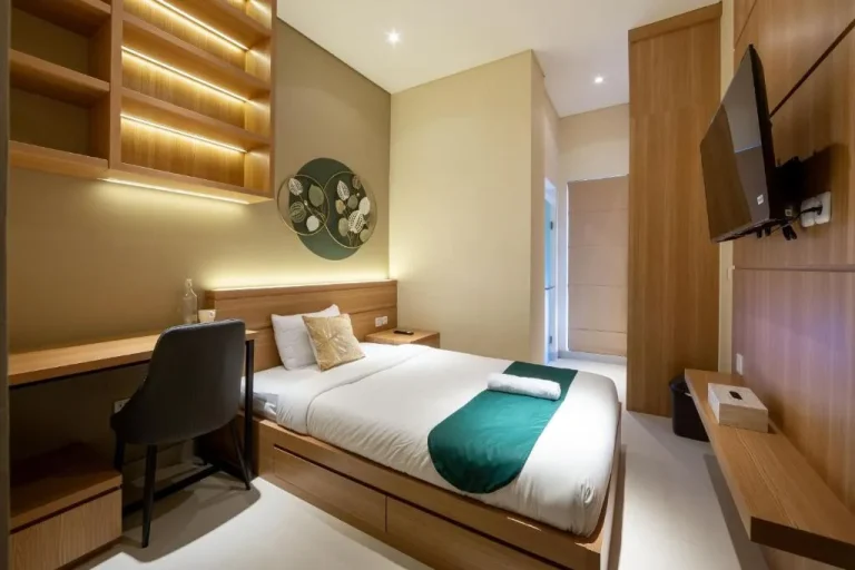 Habitación acogedora de Cove Tripuri House Bali con escritorio