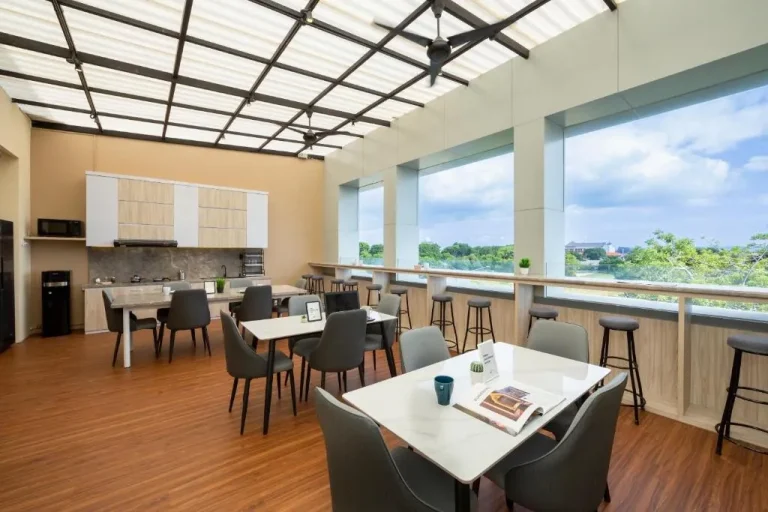 Área de comedor de Cove Tripuri House Bali con luz natural