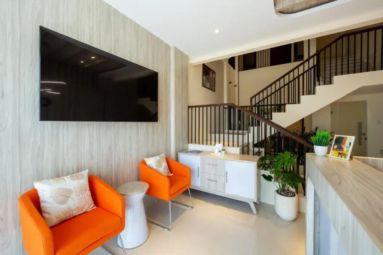 Cove Tripuri House Bali área de recepción elegante