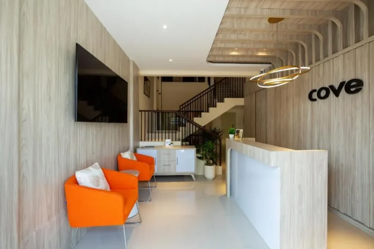 Recepción de Cove Tripuri House Bali con diseño moderno